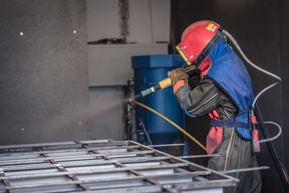 proces piaskowania konstrukcji stalowej